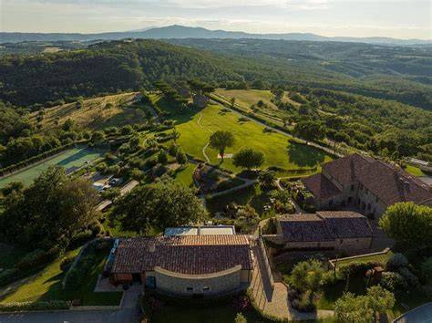 Panorama della campagna umbra con un agriturismo