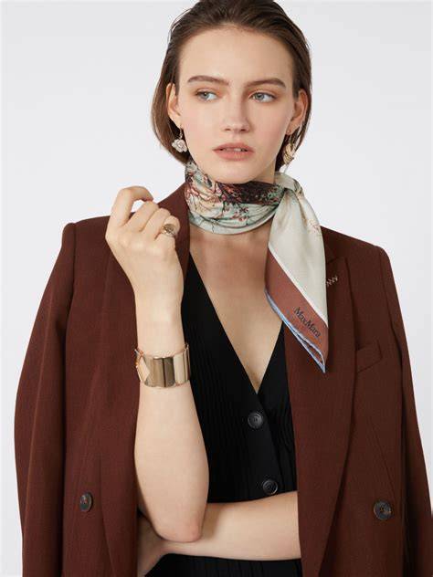 Donna con foulard di seta e basco