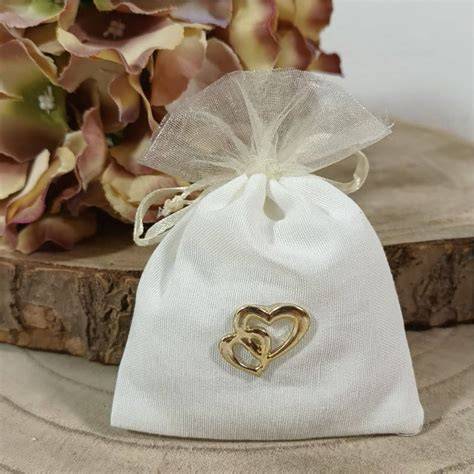 Dettagli gioiello e accessori dorati per le nozze d'oro