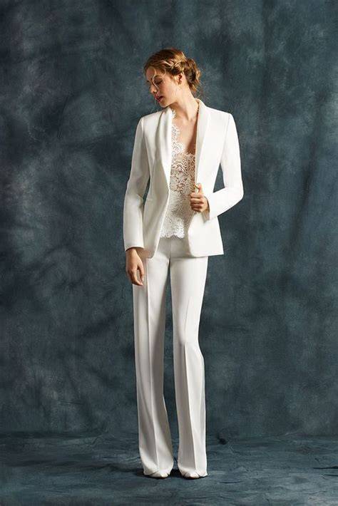 Esempio di tailleur elegante per la sposa alle nozze d'oro