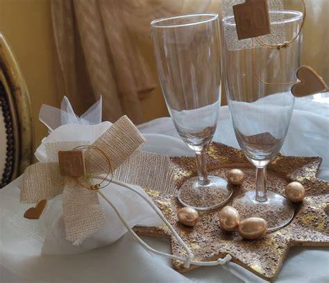 Bambini elegantemente vestiti per le nozze d'oro