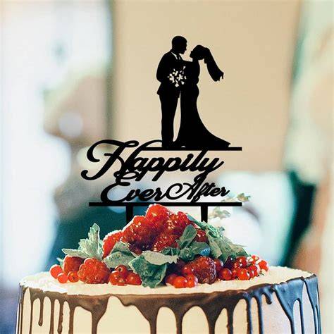 Una torta nuziale divertente con decorazioni a tema matrimonio