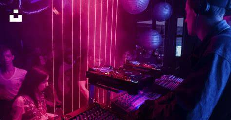 DJ che mixa musica in un locale festoso