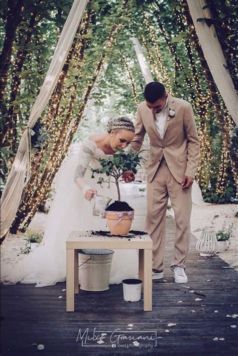 Coppia che pianta un albero durante il matrimonio