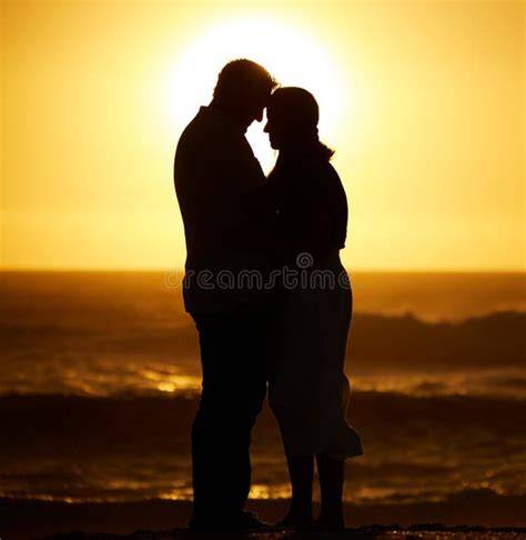Coppia su una spiaggia al tramonto