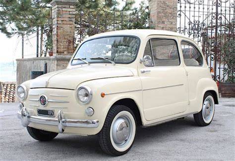 Una Fiat 600 d'epoca bianca