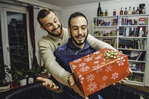 Coppia che si scambia un regalo d'avorio