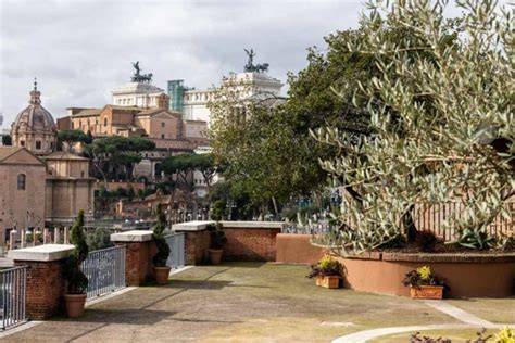 Vista panoramica di Casa Belvedere con giardini curati