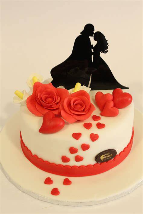 Torta nuziale decorata con personaggi Marvel e DC Comics