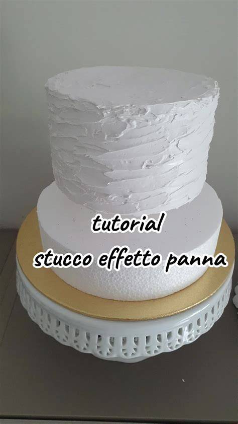 Dettaglio di una torta nuziale con pittura a mano su pasta di zucchero