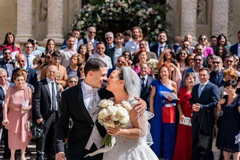 sposi sorridenti durante il matrimonio