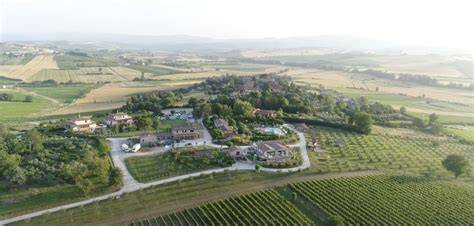Esterno della Tenuta dei Mori con giardino