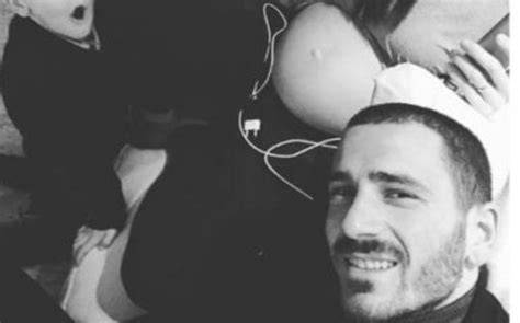 Calciatore dedica gol alla moglie incinta