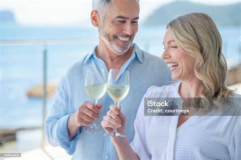 Coppia che brinda con vino in un vigneto piemontese