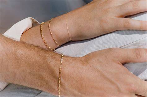 Coppia che sceglie un bracciale in una gioielleria