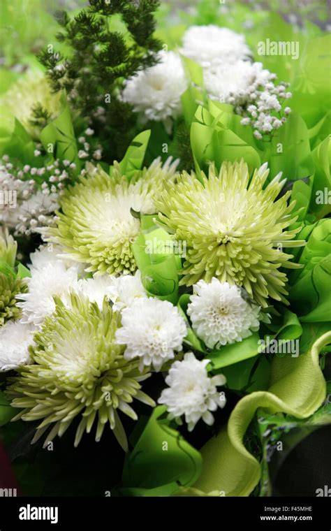 Bouquet da sposa con crisantemi e alstroemeria