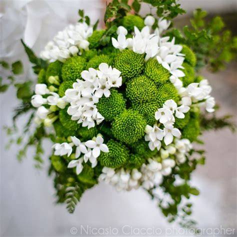 Bouquet da sposa bianco con crisantemi e verde