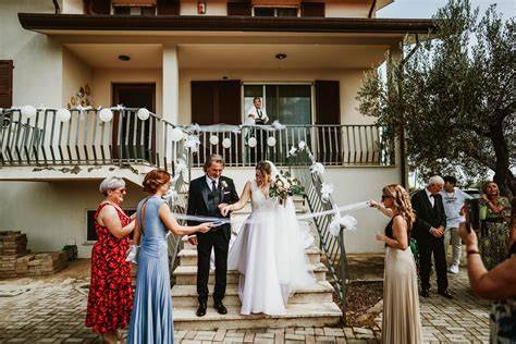 sposo che canta sotto il balcone della sposa