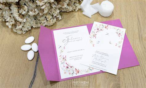 invito di matrimonio con design a tema amore a prima vista