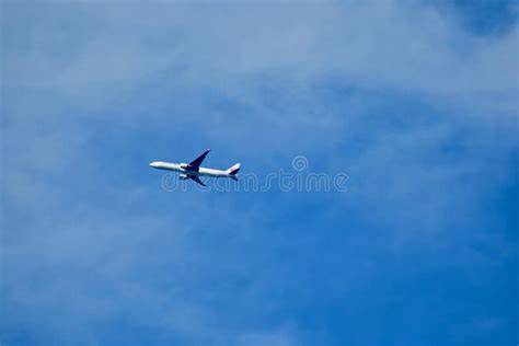 Aereo che vola nel cielo