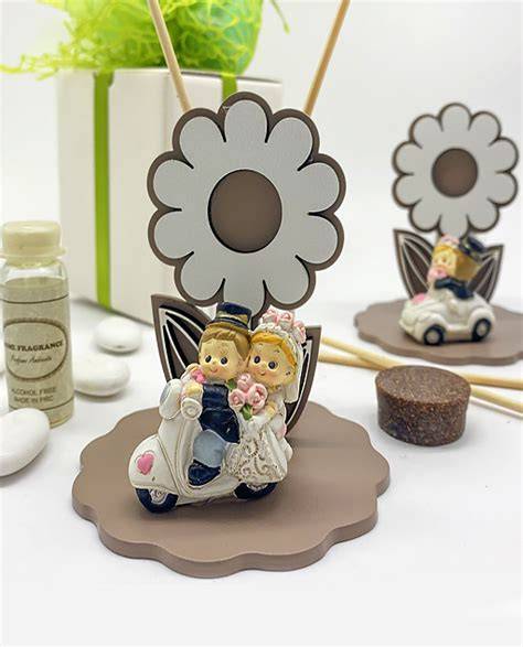 Coppia di sposi con fiore all'occhiello