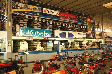 Magazzino con ricambi per trattori