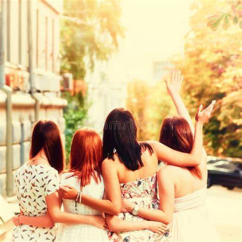 Gruppo di amiche che si abbracciano felicemente
