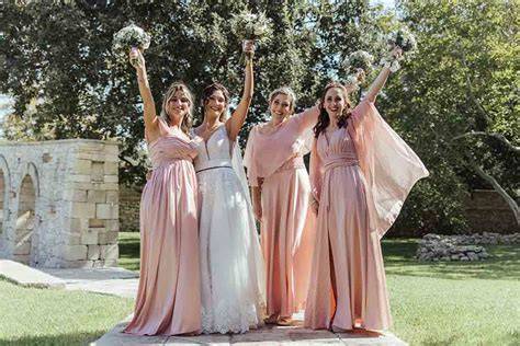 Damigelle che aiutano la sposa a indossare il velo
