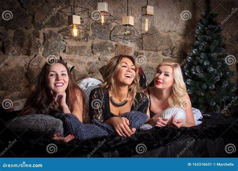 Amiche che si divertono in un ambiente rilassato