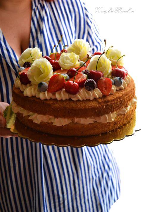 Esempio di Naked Cake decorata con fiori e frutta