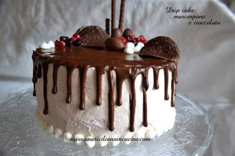 Drip Cake con cascata di glassa e decorazioni