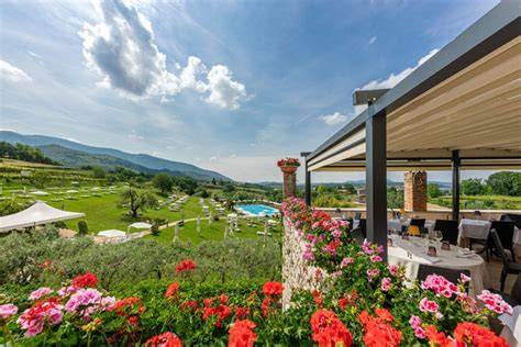 Piscina di Villa Cariola con vista sulle colline