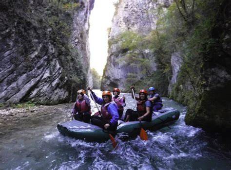 gruppo di amiche in rafting