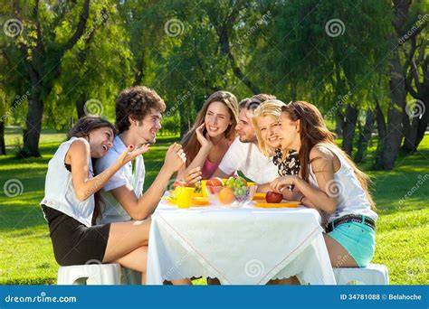 gruppo di amiche che fanno un picnic