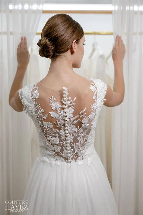 Dettaglio schiena di un abito da sposa effetto tatuaggio
