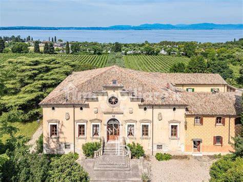 Villa Taxis con vigneti circostanti
