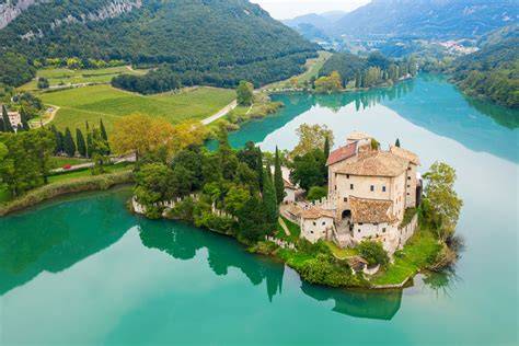Castel Toblino con vista lago