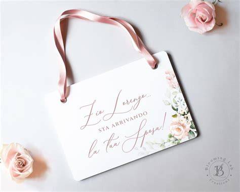 Paggetto e damigella con cartello matrimonio