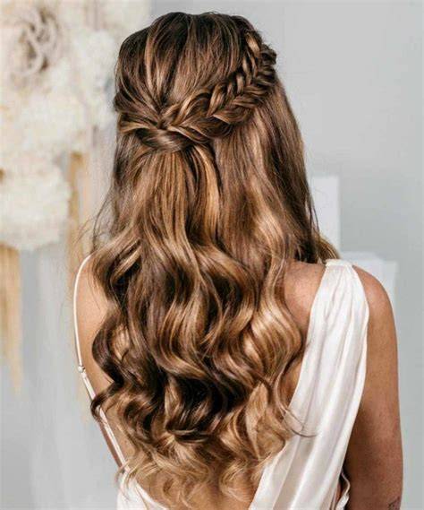 Acconciatura sposa capelli lunghi lisci con riga centrale