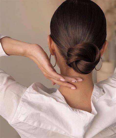 Chignon basso e pulito da sposa