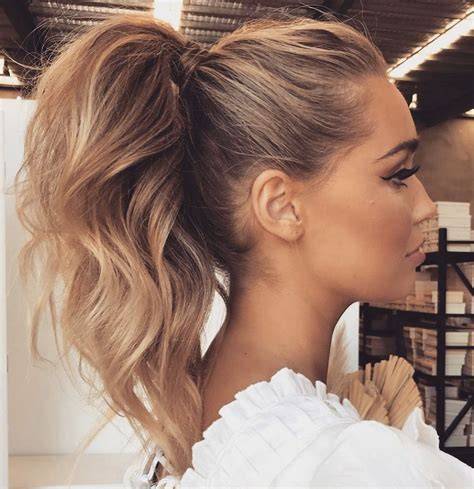Coda di cavallo alta da sposa con capelli biondi