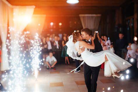 Coppia che balla il primo ballo al matrimonio