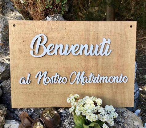 Dettagli di una targa in legno personalizzata per matrimonio