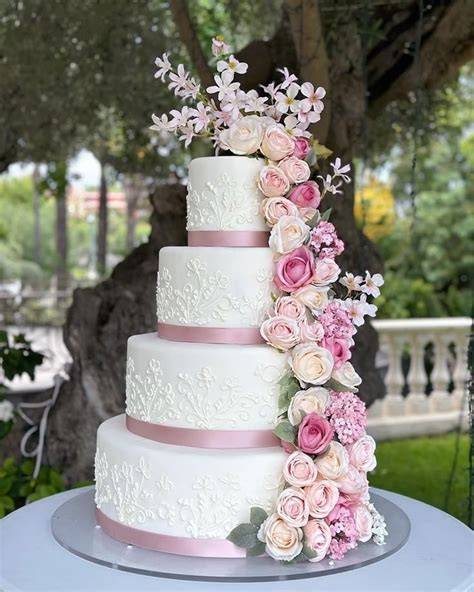 Torta nuziale moderna con decorazioni floreali