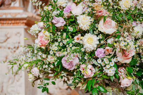 Allestimento floreale per matrimonio con fiori di stagione