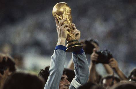 Fulvio Collovati con la Coppa del Mondo 1982