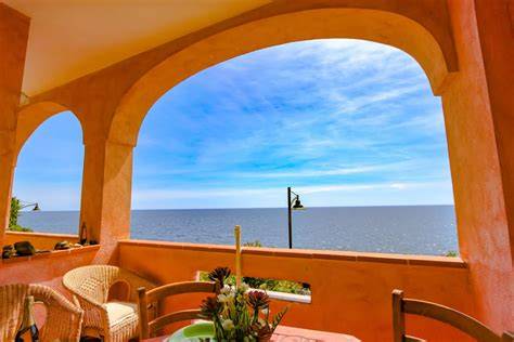 Interno dell'appartamento con vista sul mare.