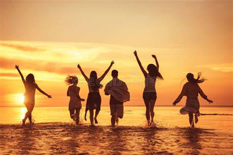 Gruppo di amiche che festeggiano su una barca al tramonto.