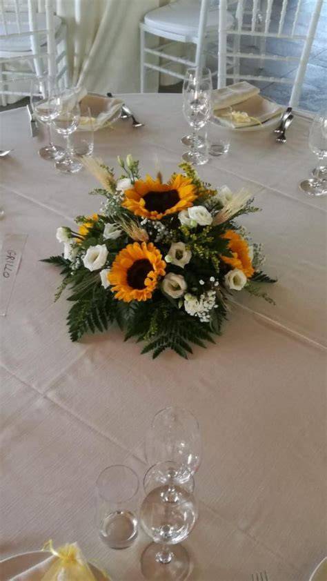Composizione floreale con girasoli e Gypsophila