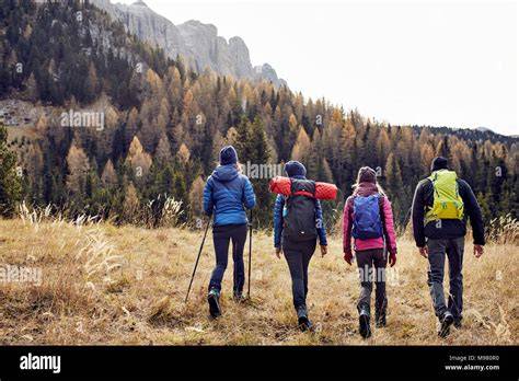 Gruppo di amici che fanno trekking in montagna